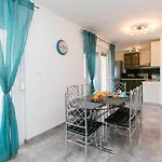 3 & 4 Bedrooms Simona Apartamento Poreč