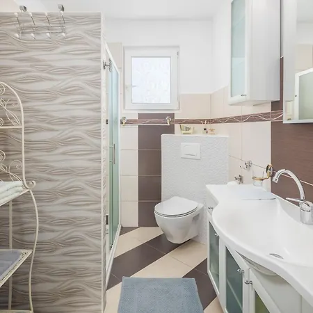 3 & 4 Bedrooms Simona * 波雷奇